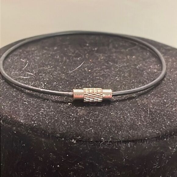 7” black metallic bangle bracelet w/0.5” silver tone diamond etched charm - Picture 1 of 8